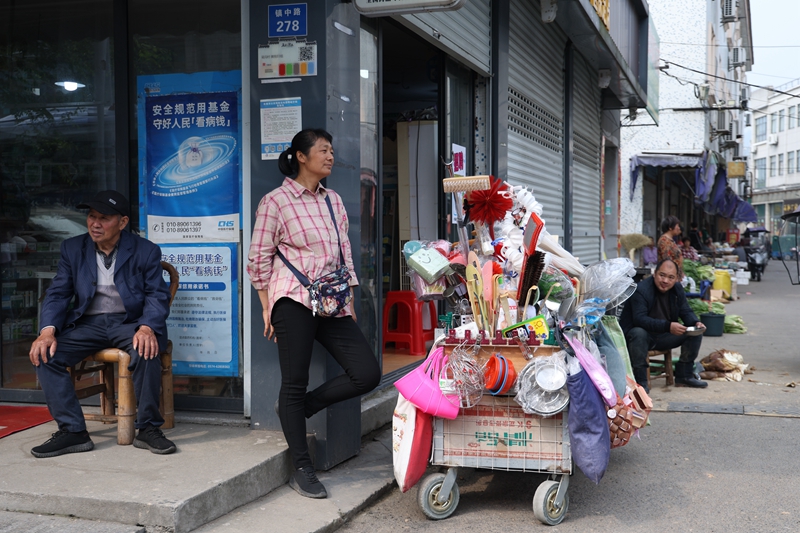 陈慧选在进出菜场的必经之路摆摊       摄影记者/张健 吴军